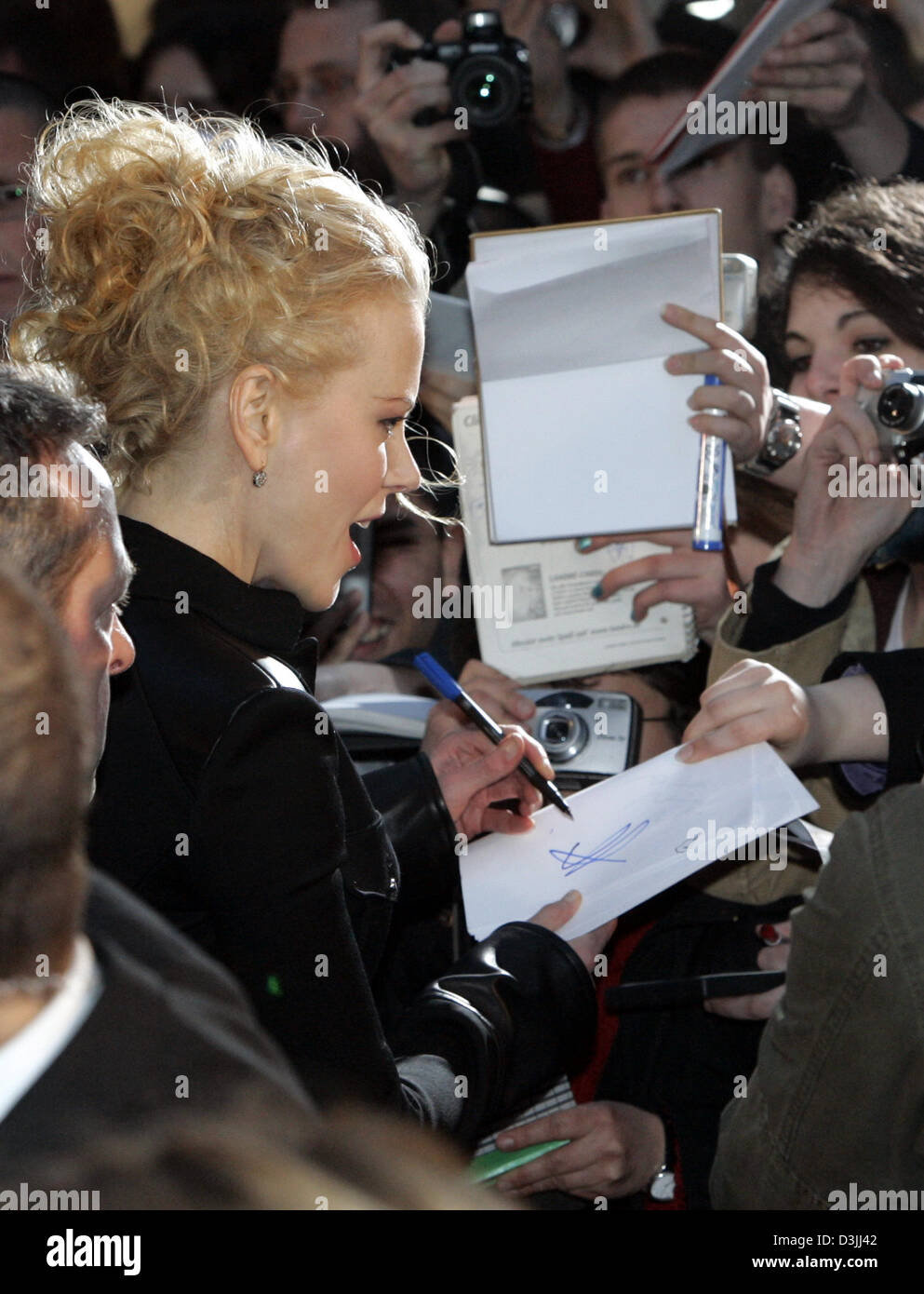 (dpa) Australian actress Nicole Kidman signs autographs before the