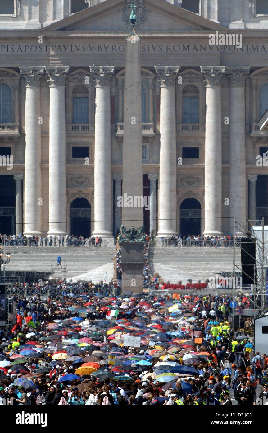 Thousands Of Crowd of 20 thousand hi-res stock photography and images - Alamy