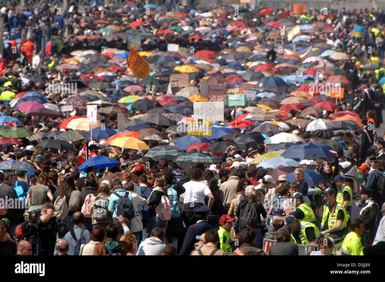Thousands Of Crowd of 20 thousand hi-res stock photography and images - Alamy