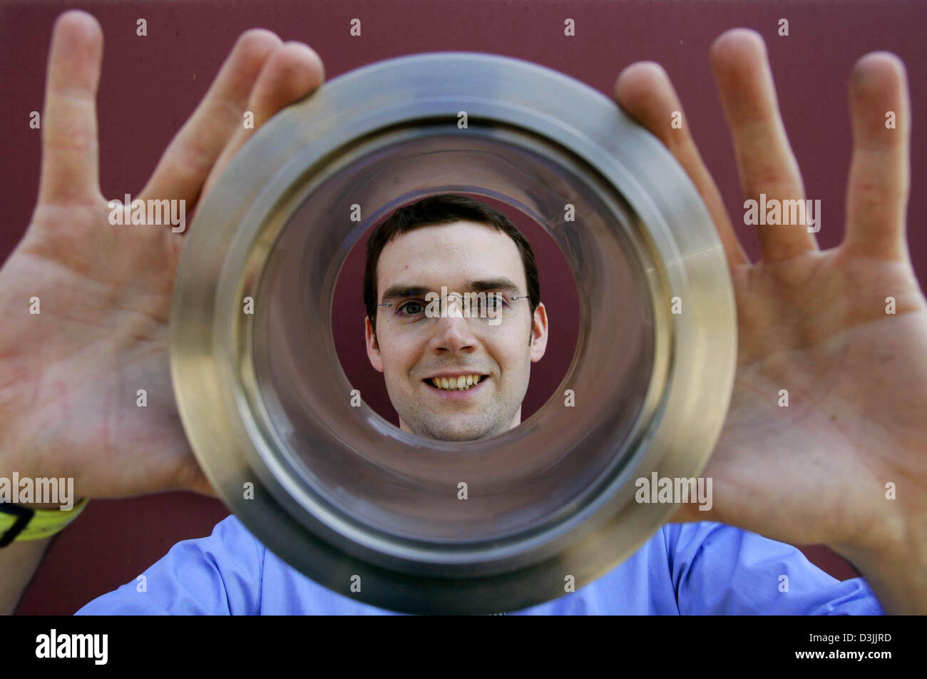 (dpa) Engineer Siegfried Gerhard smiles as he looks through the