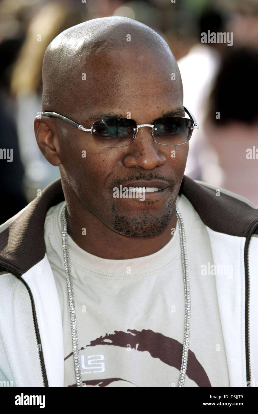 dpa) - US actor Jamie Foxx wears a pair of sunglasses and smiles as he  arrives for the 18th Nickelodeon's Kid's Choice Awards in Westwood,  California, USA, 02 April 2005 Stock Photo - Alamy