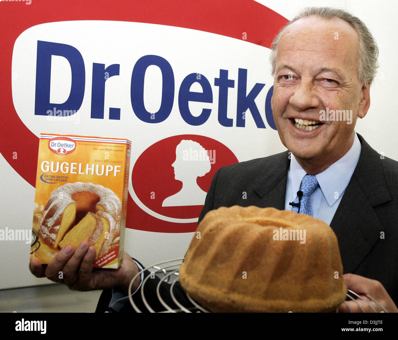 walvis dinosaurus Gemiddeld dpa) - Dr August Oetker, chairman of the executive board of Dr. Oetker  International GmbH food manufacturer, advertising a freshly baked cake and  the corresponding instant cake mixture in Bielefeld, Germany, 05