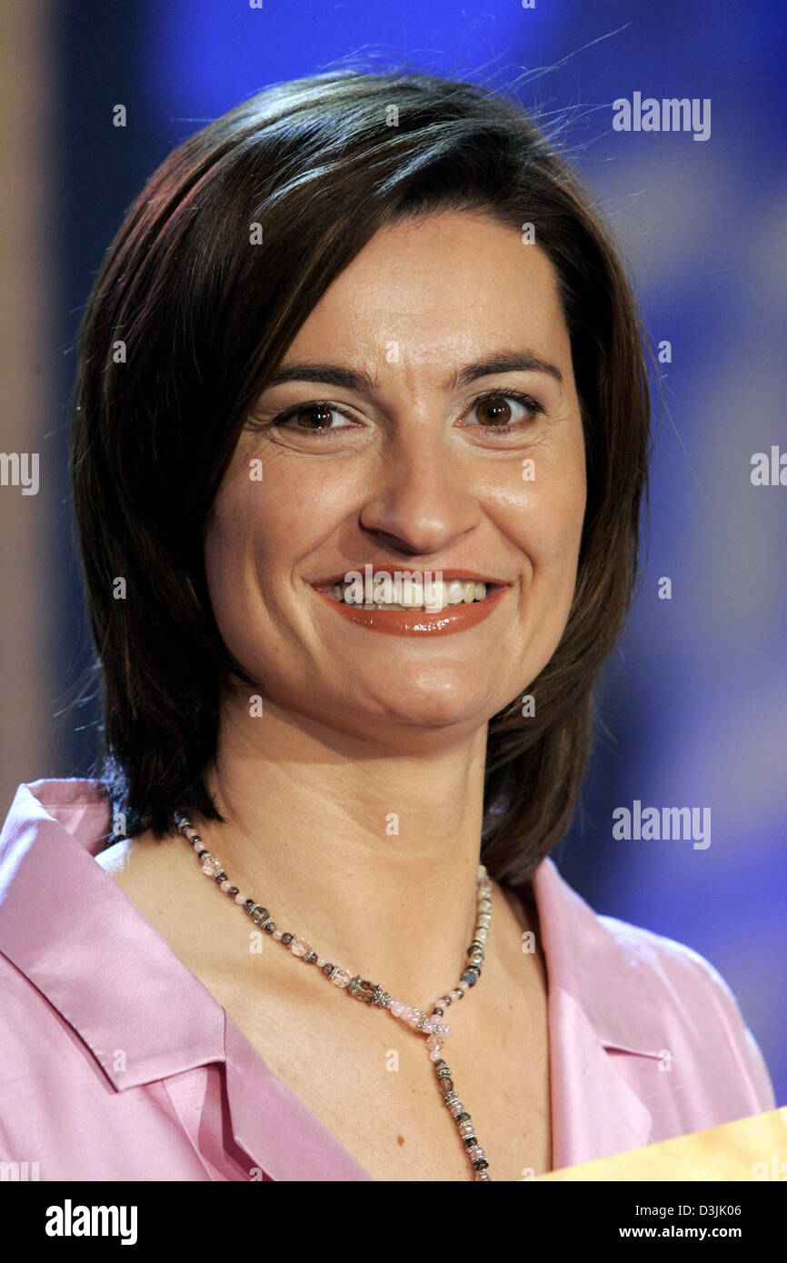 (dpa) - Television presenter Inka Schneider smiles as she poses during a photo opportunity on the occasion of the ARD television show 'PISA - der Laendertest' (PISA - German states put to the test) in Cologne, Germany, 01 April 2005. The game show involves candidates, who represent the different German states, putting their knowledge to the test. Stock Photo