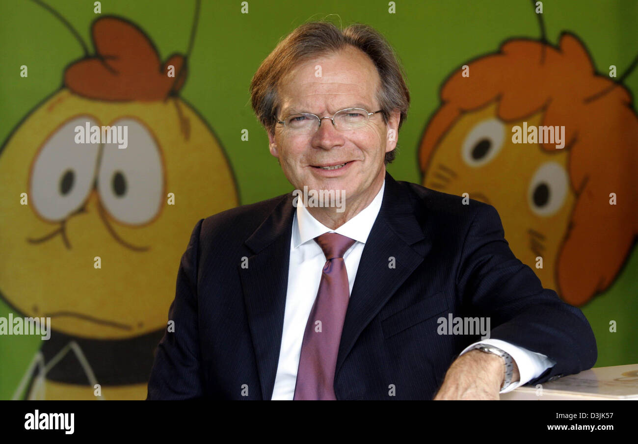 (dpa) - Werner E. Klatten, Head of the media company EM.TV, smiles as he poses in-between the two animation characters of Willi and Biene Maja during a balance press conference in Munich, Germany, 29 March 2005. After a successful reorganisation of EM.TV in the previous business year, the company is now back in the black for the first time since 1999. EM.TV managed to establish a s Stock Photo