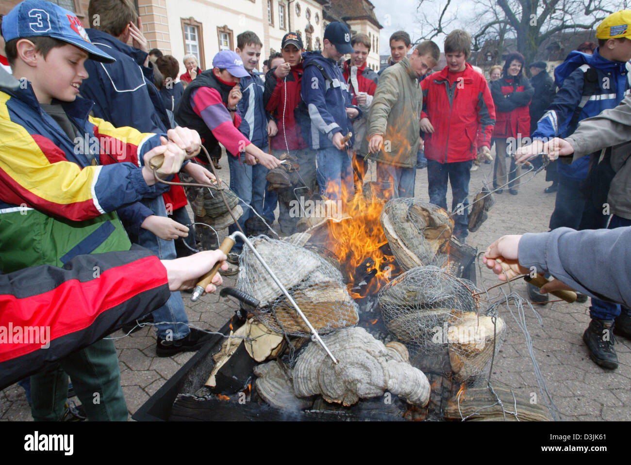 (dpa) Children hold Easter sponges into a fire and make them thus
