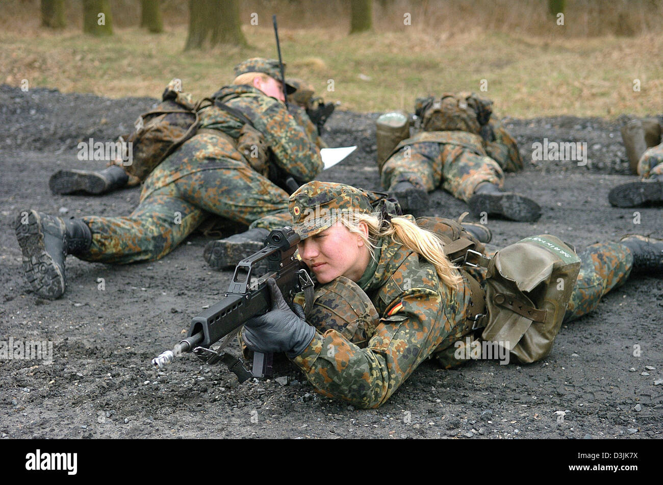 (dpa) - A female recruit of the German Bundeswehr secures with a gun of ...