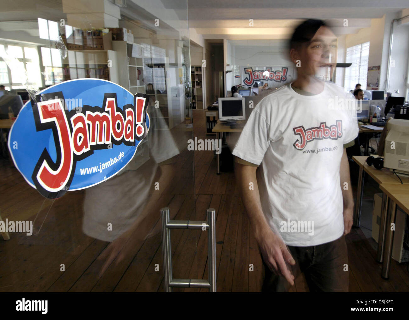 (dpa) An employee of Jamba! walks through the office in Berlin