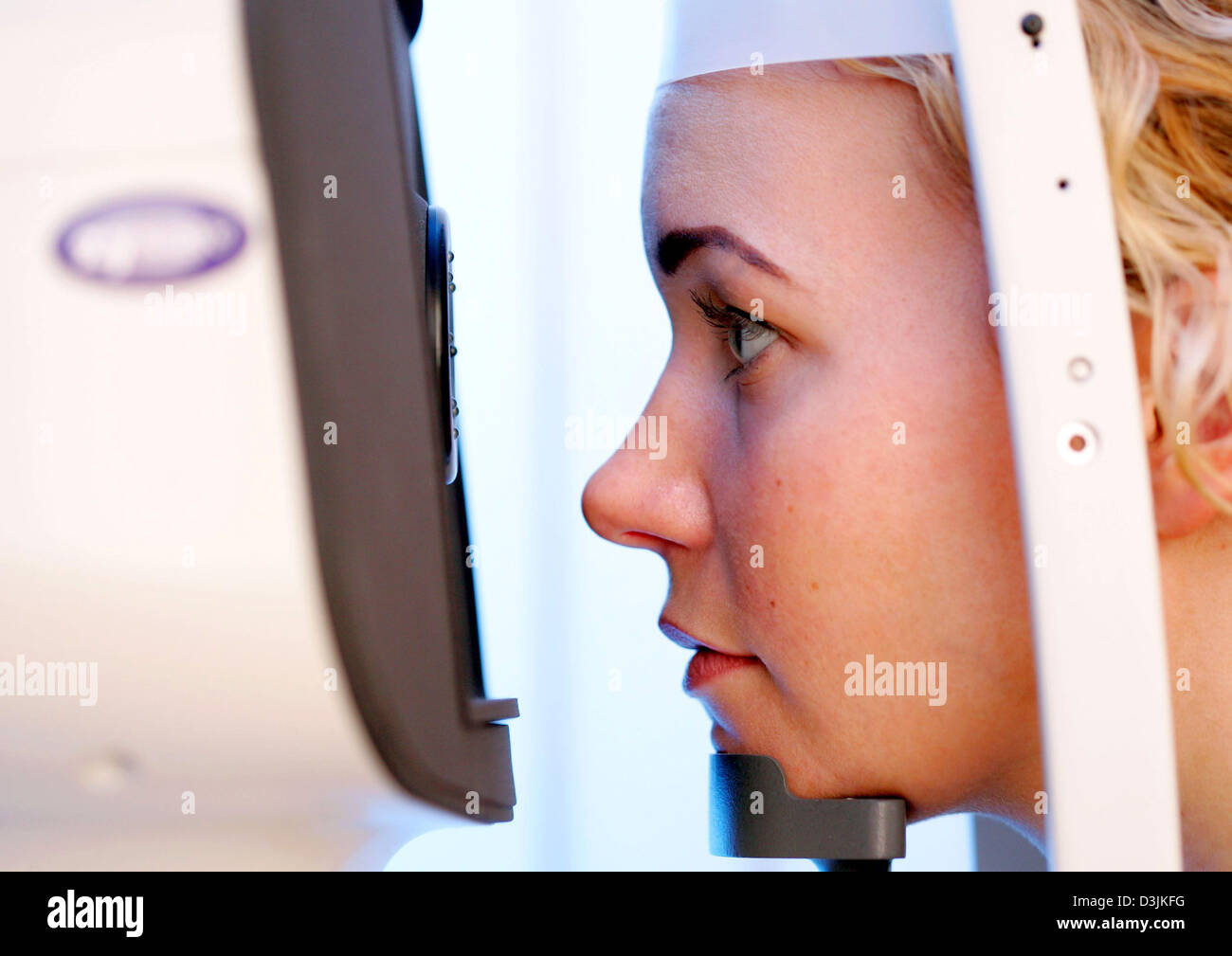 (dpa) - A patient has the aberration of her eye, failure to produce exact point-to-point correspondence between an object and its image, measured in preparation for LASIK eye surgery at the Hohenzollernklinik - Centre for refractive surgery in Muenster, Germany, 27 January 2005. LASIK stands for 'Laser-Assisted In Situ Keratomileusis' and refers to a surgical procedure on the eye w Stock Photo