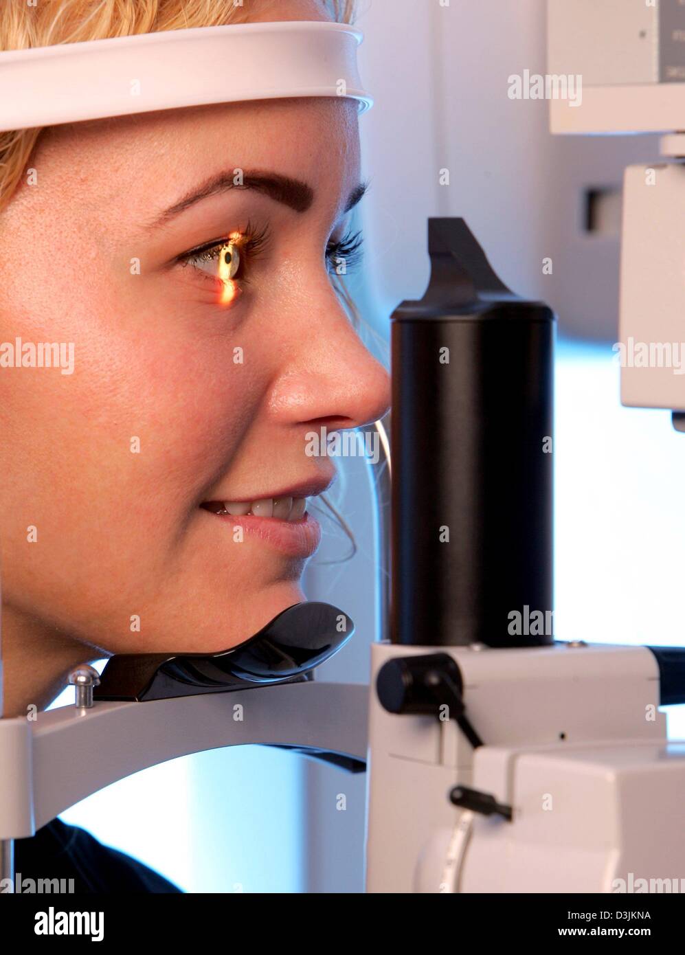 (dpa) - A slit lamp illuminated the eye of a patient during a checkup in for a LASIK eye surgery at the Hohenzollernklinik - Centre for refractive surgery in Muenster, Germany, 27 January 2005. LASIK stands for 'Laser-Assisted In Situ Keratomileusis' and refers to a surgical procedure on the eye with an excimer laser intended to reduce a person's dependency on glasses or contact le Stock Photo