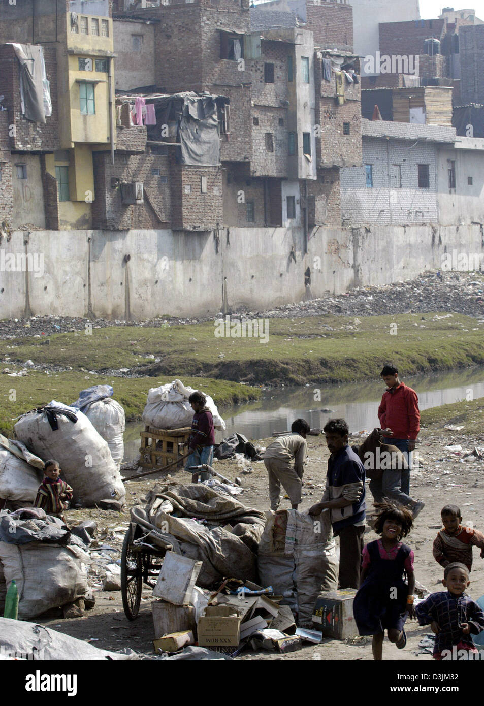 Slums Garbage (dpa) - People who live in slums sort garbage to collect and then sell ...