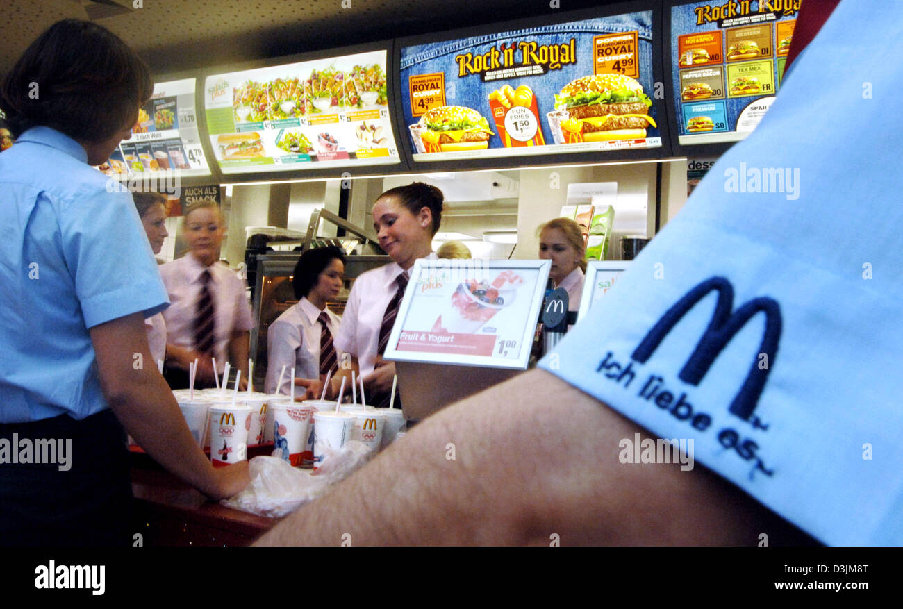 (dpa) - McDonald's employees pictured at a branch of the fast food ...
