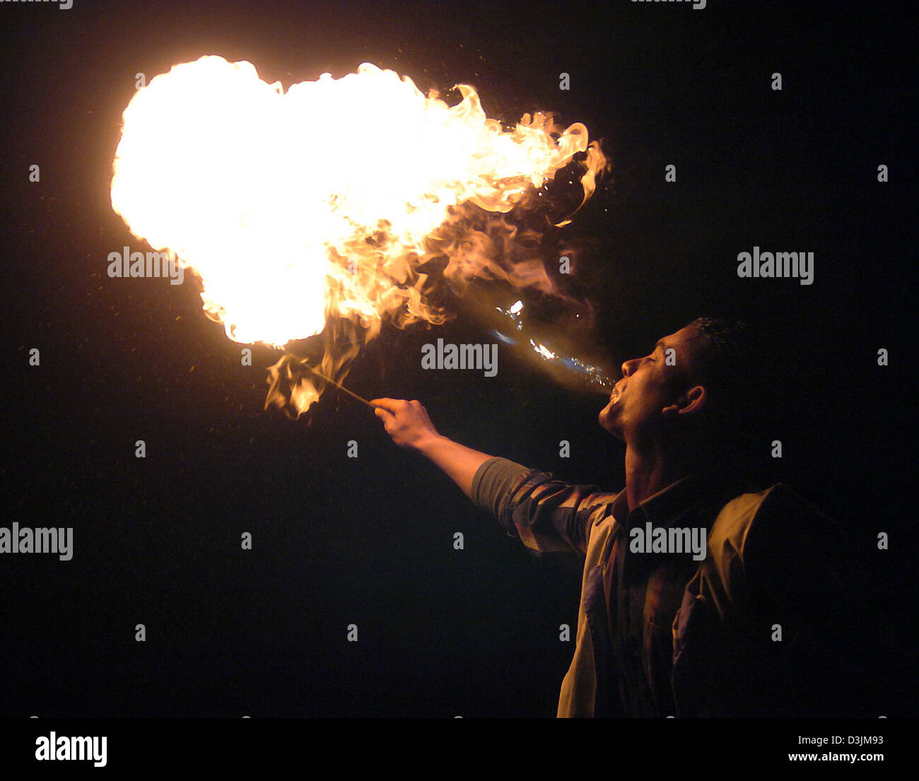 Egy single performing profile night_scene hires stock photography and images Alamy