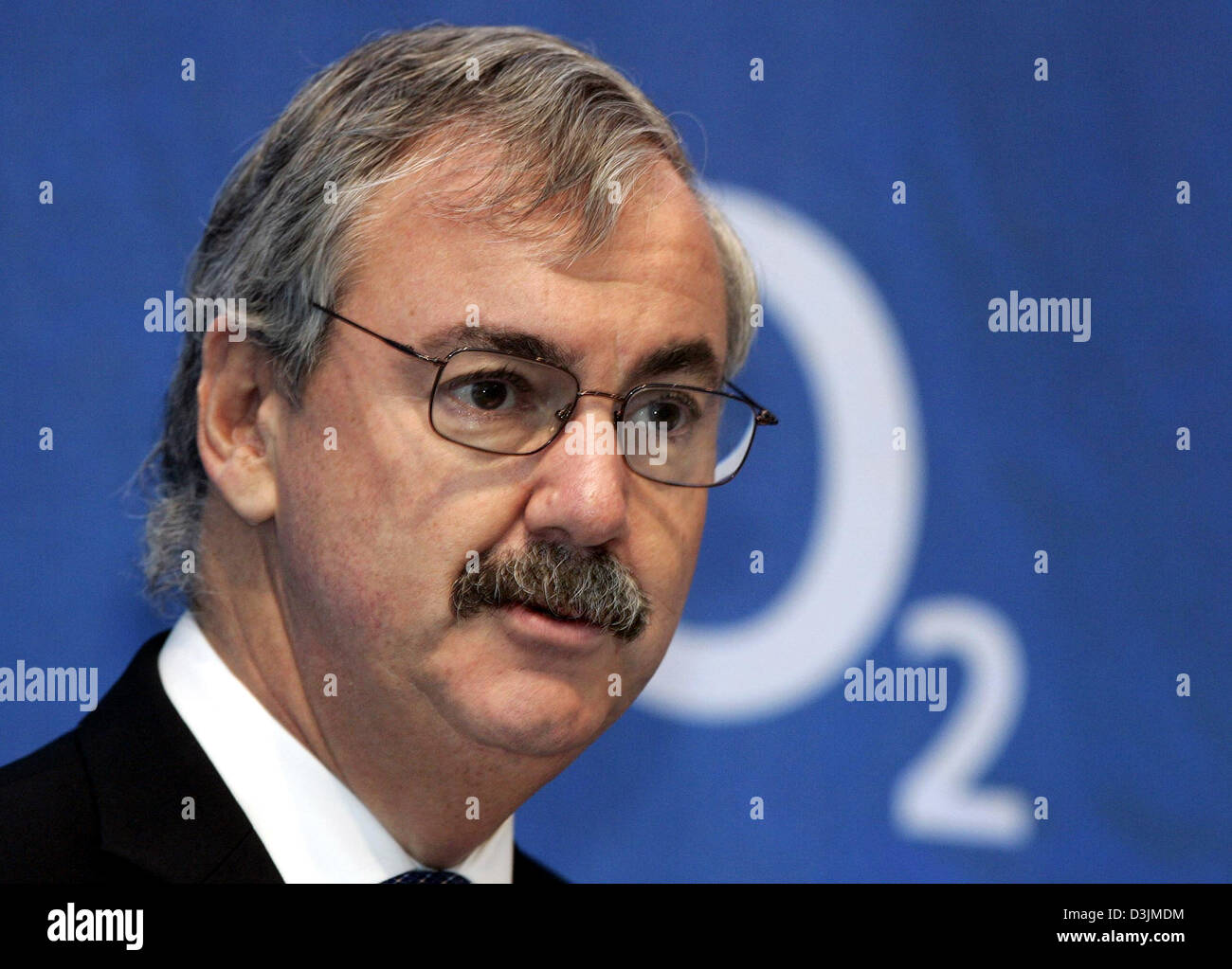 (dpa) - Peter Erskine, CEO of telecommunications giant mmO2 ...