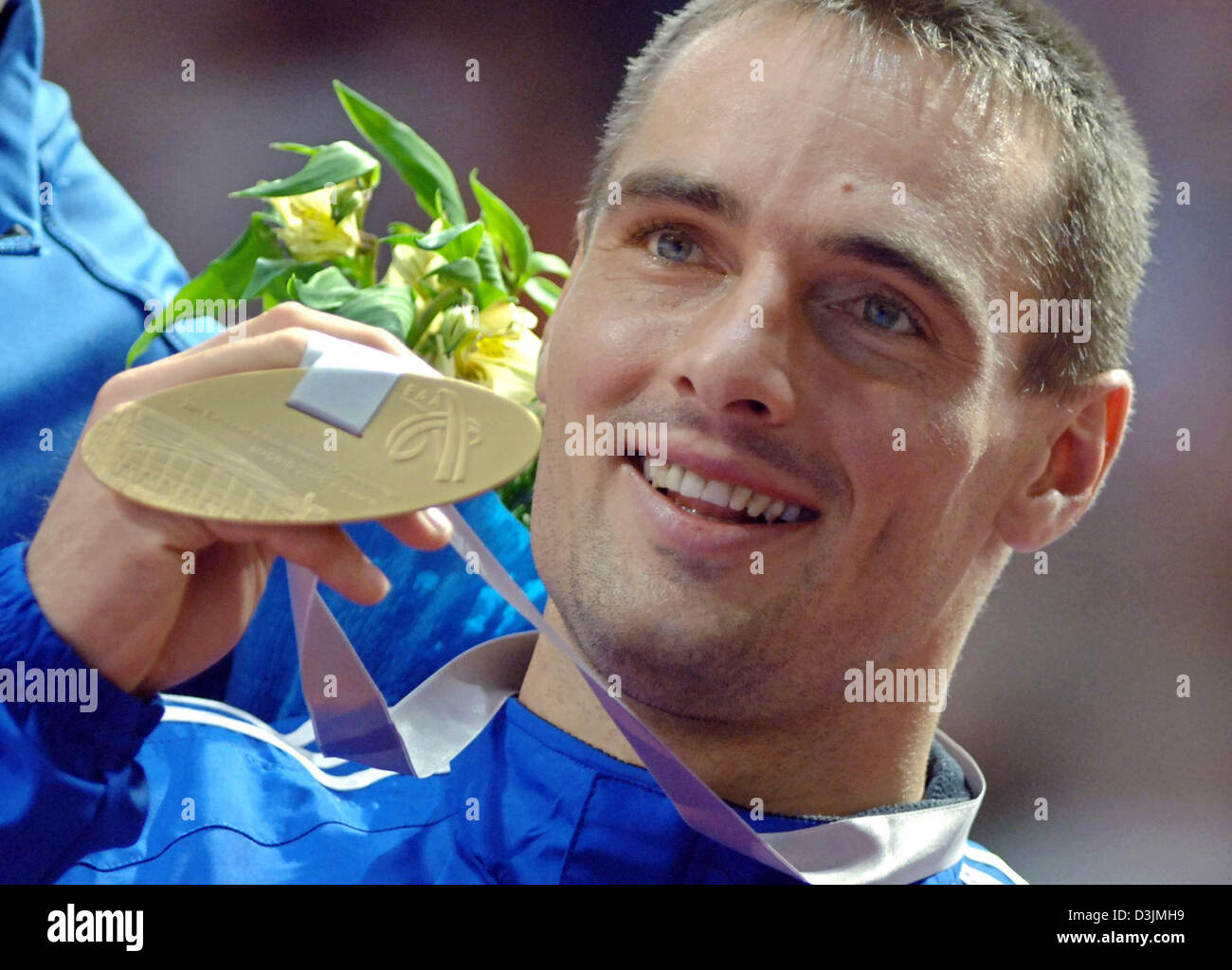 (dpa) - Czech athlete Roman Sebrle jubilates and shows his gold medal after winning the Men's heptathlon at the European Indoor Athletics Championships at the Palacio de Deportes de la Comunidad de Madrid sports centre in Madrid, Spain, 6 March 2005. Stock Photo