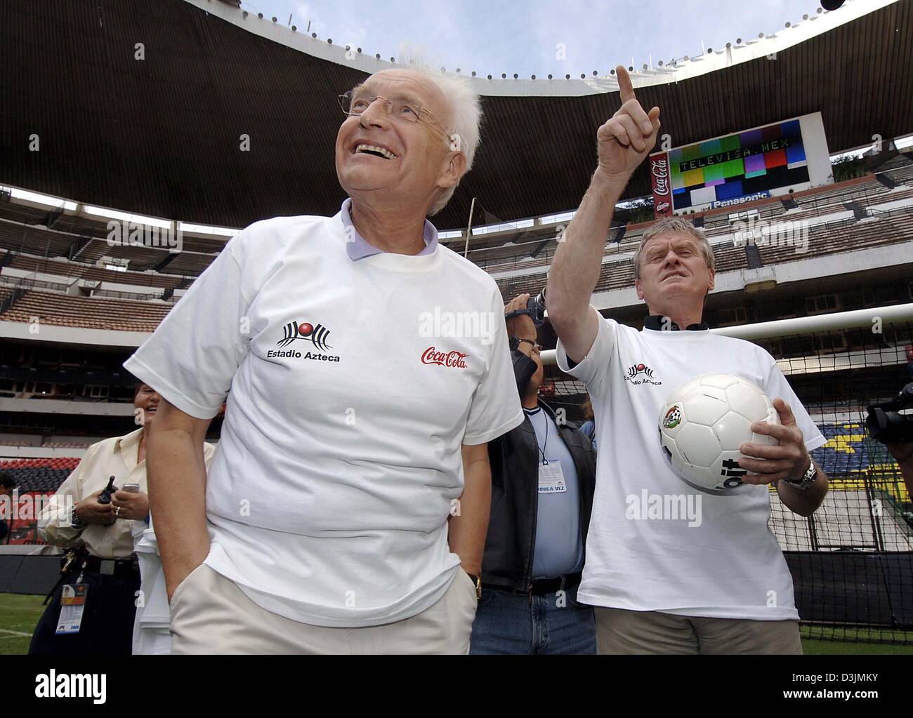 (dpa) - Edmund Stoiber (L), Prime Minister of the German state of Bavaria, and former German national goalkeeping coach Sepp Maier walk together through the Azteca stadium in Mexico City, Mexico, Sunday 06 March 2005. Stoiber's week-long tour through Mexico (5-9 March 2005) and California (9-11 March 2005) centres on the extension of the economical relations with Mexico and the Nor Stock Photo