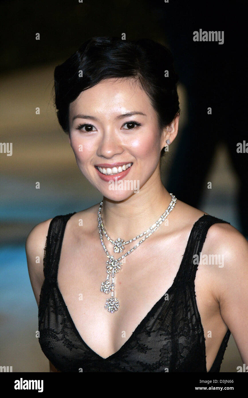 (dpa) - Chinese actress Ziyi Zhang smiles as she arrives for the 77th Academy Awards at the Kodak Theatre in Los Angeles, California, USA, 27 February 2005. Stock Photo