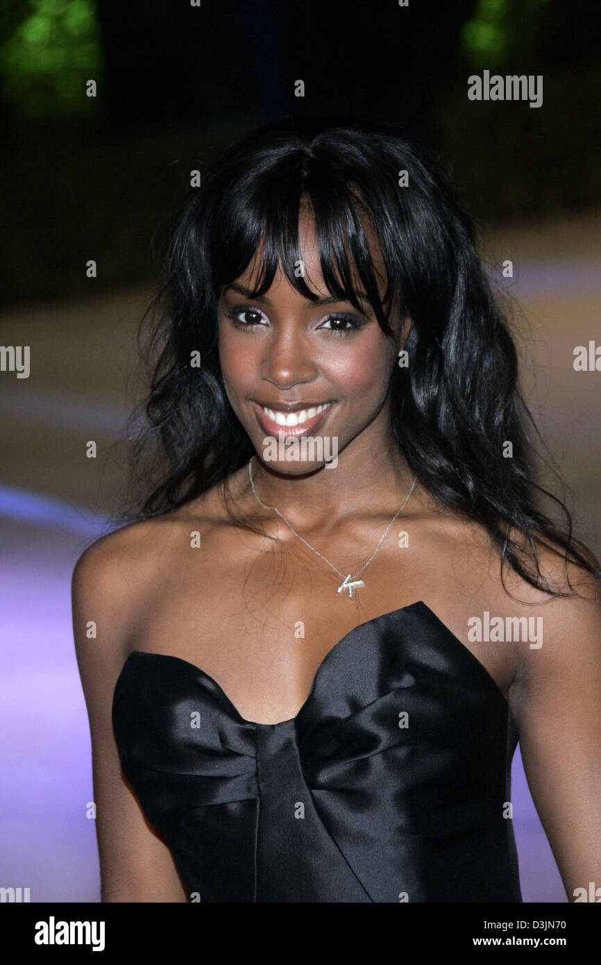 Kelly Roland Band (dpa) - US singer Kelly Rowland of the band 'Destiny's Child' smiles as ...