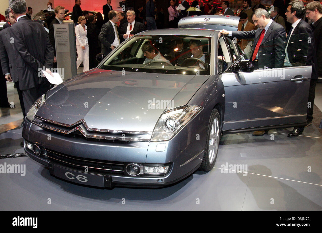 dpa) - Visitors examine the new Citroen C6 at the 'Autosalon', car  exhibition, in Geneva, Switzerland, Tuesday, 01 March 2005. The car will be  on sale in Germany from November 2005 onwards.