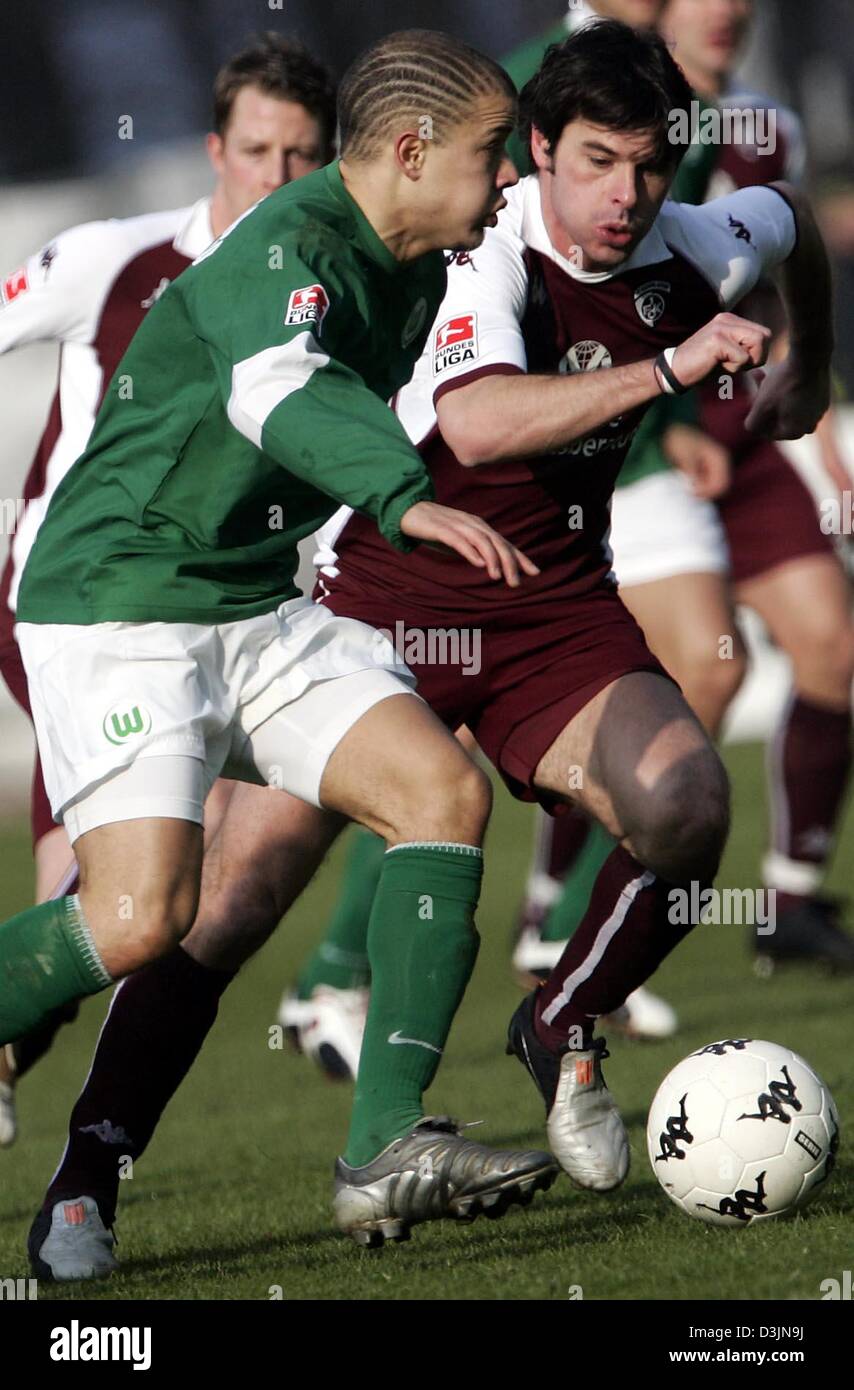 (dpa) - Kaiserslautern's Ciriaco Sforza (R) struggles for the ball with Wolfsburg's Andres D'Alessandro  in the Bundesliga soccer game between 1st FC Kaiserslautern and VfL Wolfsburg in Kaiserslautern, Germany, 26 February 2005. Stock Photo