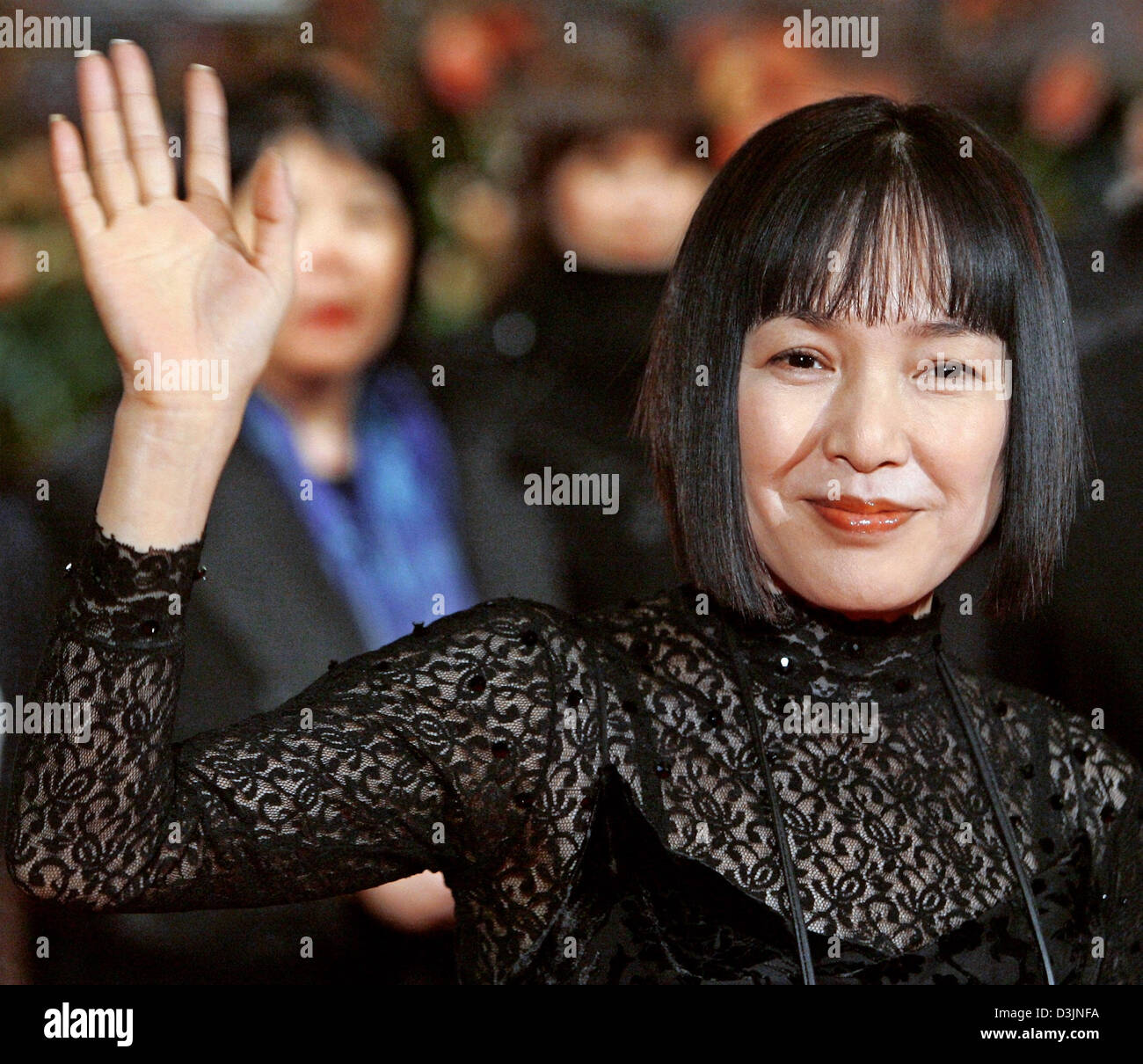 (dpa) - Japanese actress Kaori Momoi waves on the red carpet at the presentation of the film 'Solnze' (the sun - Russia/Italy/France/Switzerland) during the 55th Berlinale international film festival in Berlin, Germany, 17 February 2005. Stock Photo