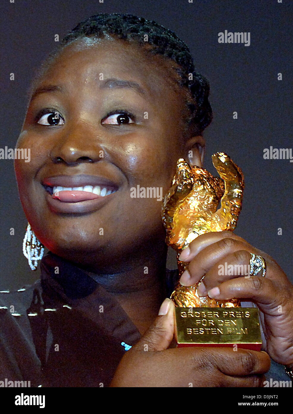 (dpa) - Pauline Malefane, leading actress of the South African film 'U-Carmen eKhayelitsha' holds the Golden Bear in her hands during the award ceremony of the 55th Berlinale international film festival in Berlin, Germany, 19 February 2005. A total of 21 films competed for the Golden and Silver Bear prizes at the Berlinale. Stock Photo