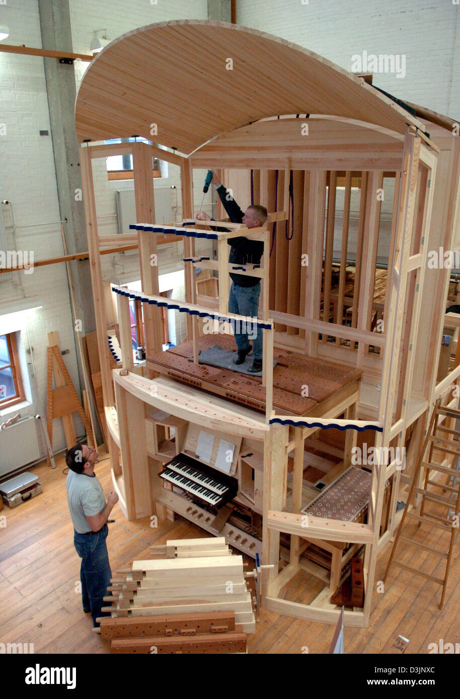 (dpa) The two organ builders Hans Jepsen (top) and Uwe Oltmann