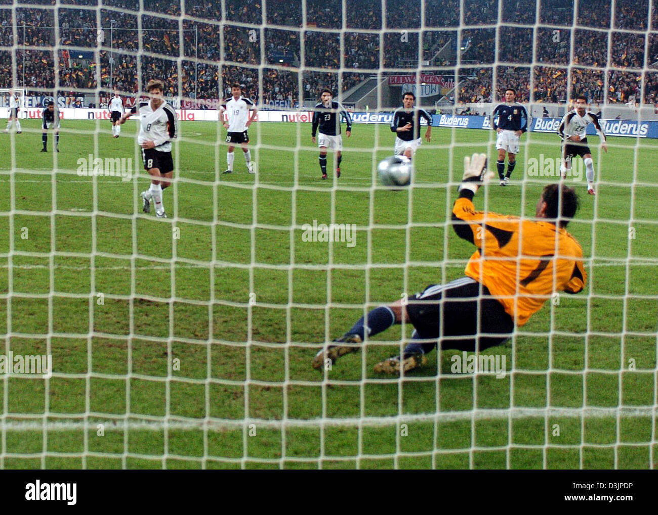 (dpa) - Argentina's goalkeeper Roberto Abbondanzieri cannot not save the penalty of German player Torsten Frings, who scores the 1-0 lead goal during the international friendly between Germany and Argentina at the LTU arean in Duesseldorf, Germany, 09 February 2005. Stock Photo