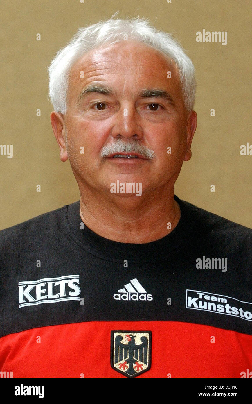 (dpa files) - Josef Capousek, head coach of the German canoe and kayaking national team, in a file photo taken in Kienbaum, Germany, 5 May 2004. Capousek, who has made Germany one of the leading nations in canoeing and kayaking with over 150 international medals in 13 years of coaching will become the new coach of the Chinese national team. The 58-year-old coach signed a contract s Stock Photo