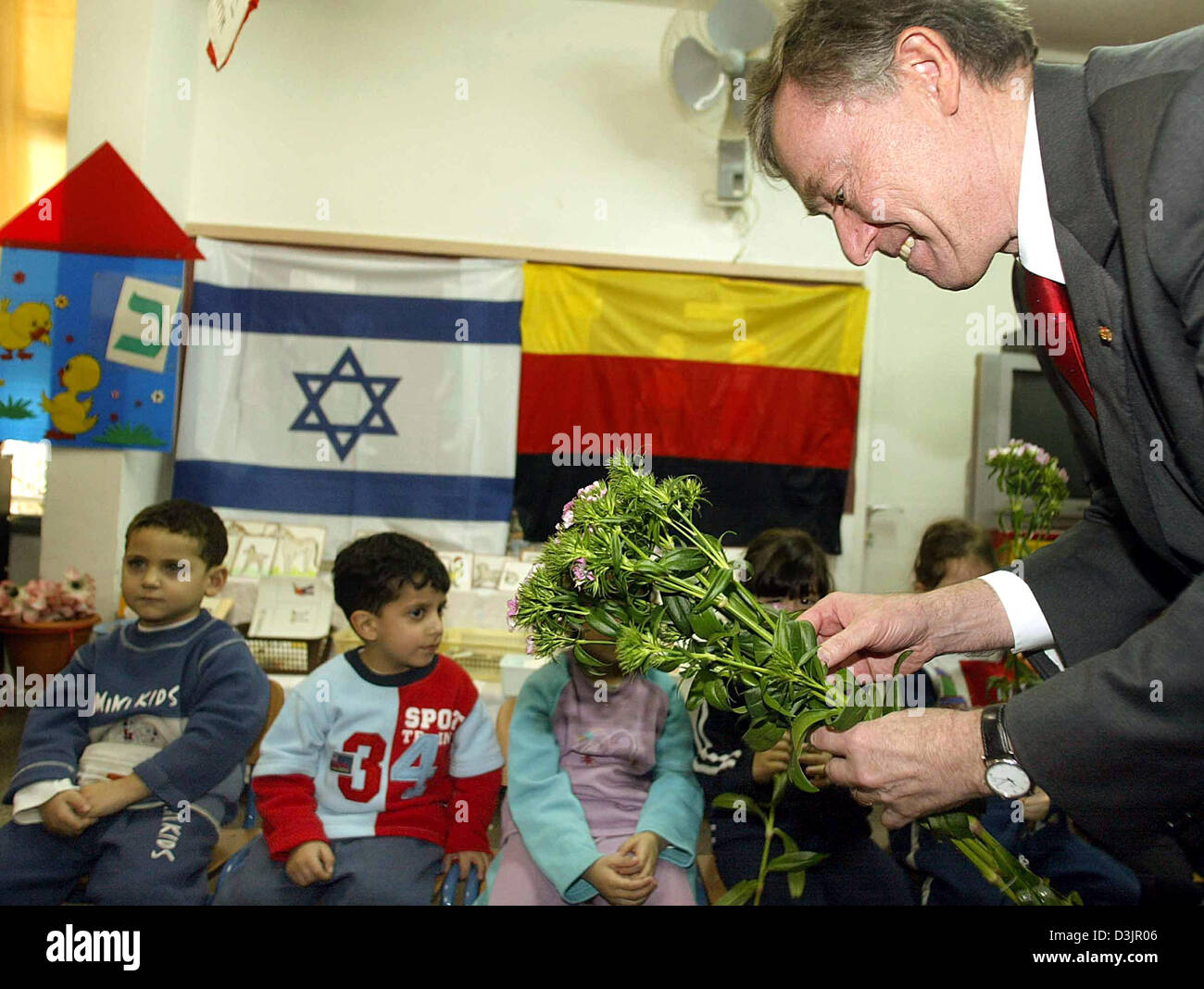(dpa) - German President Horst Koehler visits a kindergarten and gives flowers to the children in Sderot, Israel, 2 February 2005. Koehler is on a four-day-visit to Israel. Stock Photo