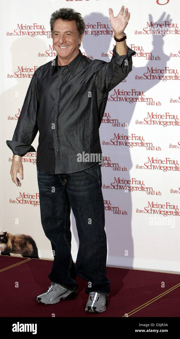 (dpa) - US actor Dustin Hoffman waves during a photo call for the upcoming start of his film 'Meine Frau, ihre Schwiegereltern und ich' (original title: 'Meet the Fockers') in Berlin, Germany, 1 February 2005. Stock Photo