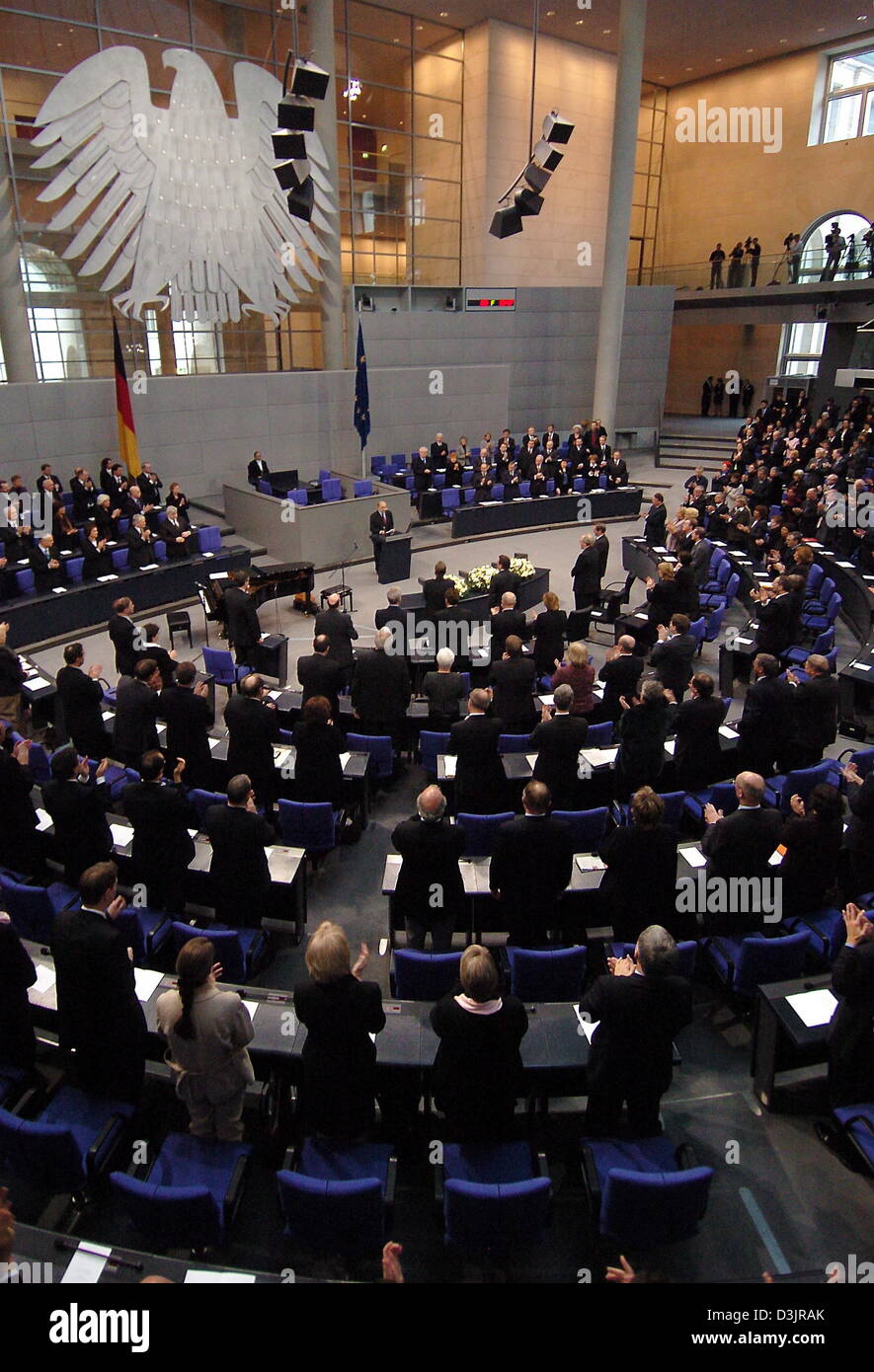 (dpa) - Holocaust survivor Arno Lustiger (C) receives a standing ovation from the members of the German Bundestag after holding a speech in Berlin, Germany, 27 January 2005. The German parliament held an official memorial hour to commemorate the 60-year-anniversary of the liberation of the Auschwitz concentration camp by Sovjet troups. Stock Photo