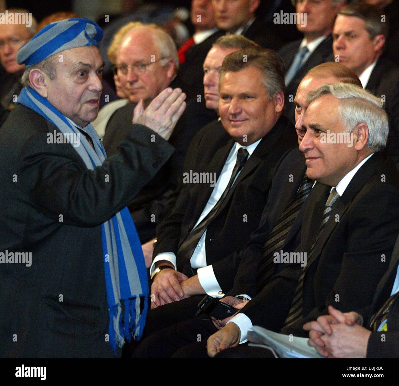 (dpa) - A Holocaust survivor stands in front of (R-L) Israeli President ...