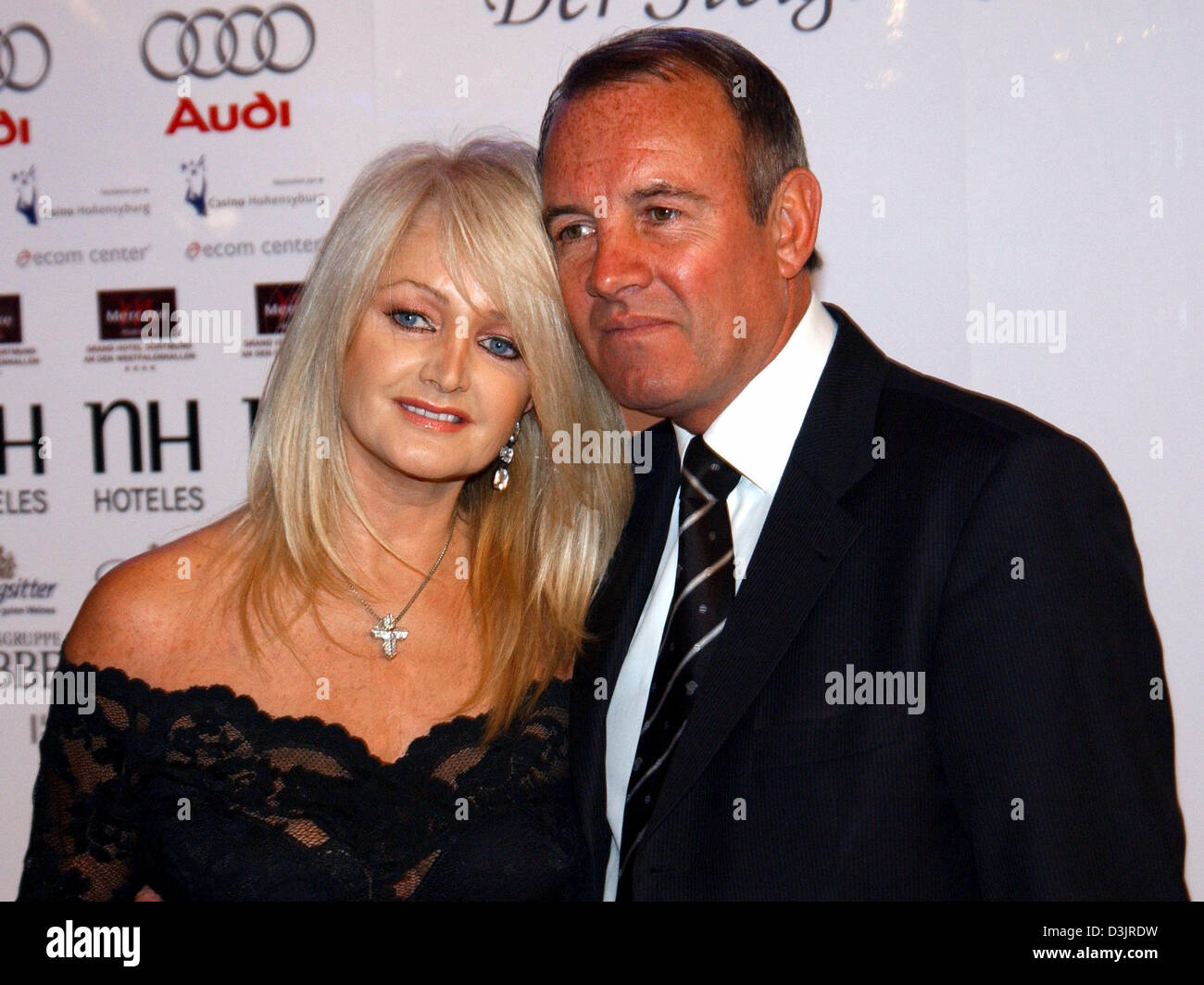 (dpa) - British rock singer Bonnie Tyler and her husband Robert Sullivan are guests of the 'Steiger Award' ceremony at the Hohensyburg casino in Dortmund, Germany, 23 January 2005. Stock Photo