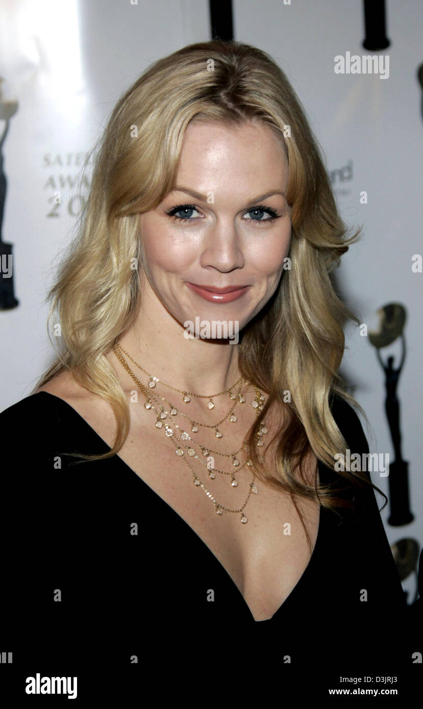 (dpa) - US actress Jennie Garth smiles as she arrives for the Satellite Awards in Beverly Hills/Hollywood, California, USA, 23 January 2005. Stock Photo