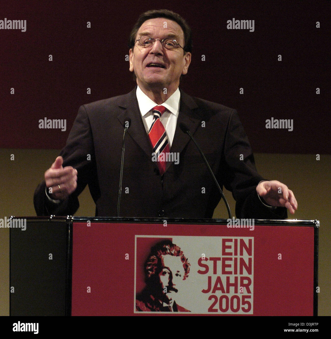 (dpa) - German Chancellor Gerhard Schroeder stands behind a lectern and ...