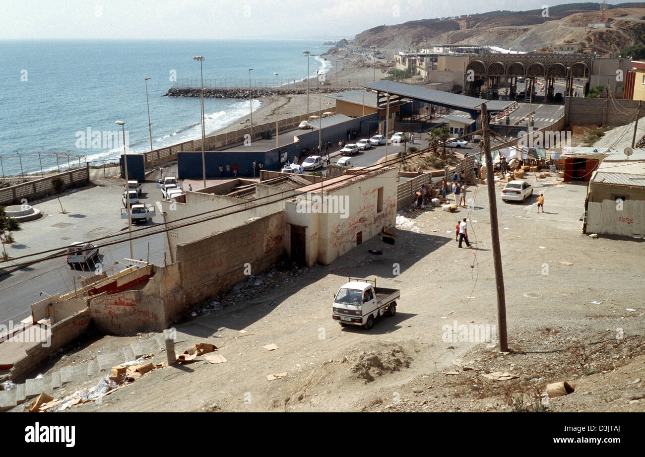 (dpa) - A view at the border crossing (back) between Morocco and the Spanish exclave of Ceuta, 9 September 2004. The harbour town of Ceuta at the north western tip of Morocco belongs to Spain since 1580. Stock Photo