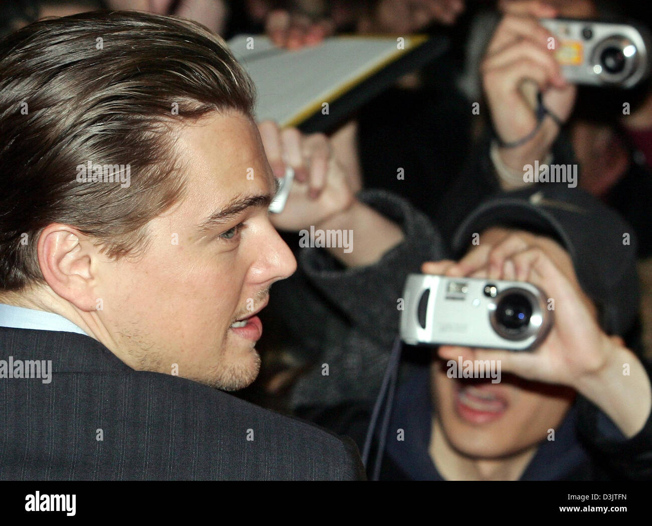 (dpa) - US actor Leonardo DiCaprio is photographed by numerous fans  prior to the German premiere of his film 'Aviator' at the Delphi cinema in Berlin, Germany, 7 January 2005. Stock Photo