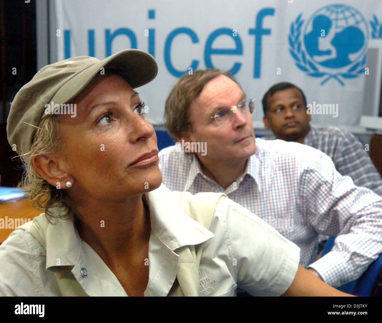 (dpa) - UNICEF ambassador and television presenter Sabine Christiansen attends together with Dietrich Garlichs (C), Executive Director of UNICEF, a meeting at the UNICEF office in Colombo, Sri Lanka, Monday 10 January 2005. Christiansen will travel to Sri Lanka's north on Tuesday 11 January to inform herself about the aftermaths of the seaquake and the relief actions which have alr Stock Photo