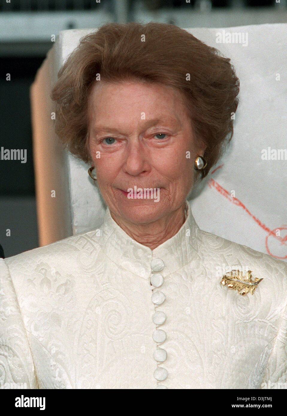 (dpa files) - The photo shows Grand duchess Josephine Charlotte while visiting the world exhibition Expo 2000 in Hanover, Germany, 15 July 2000. The Luxembourg court announced that the mother of head of state Grand duke Henri died on Monday morning (10 January 2005) at the age of 77 at the Fischbach castle. She had been suffering for the last two years from a lung tumour. Josephine Stock Photo
