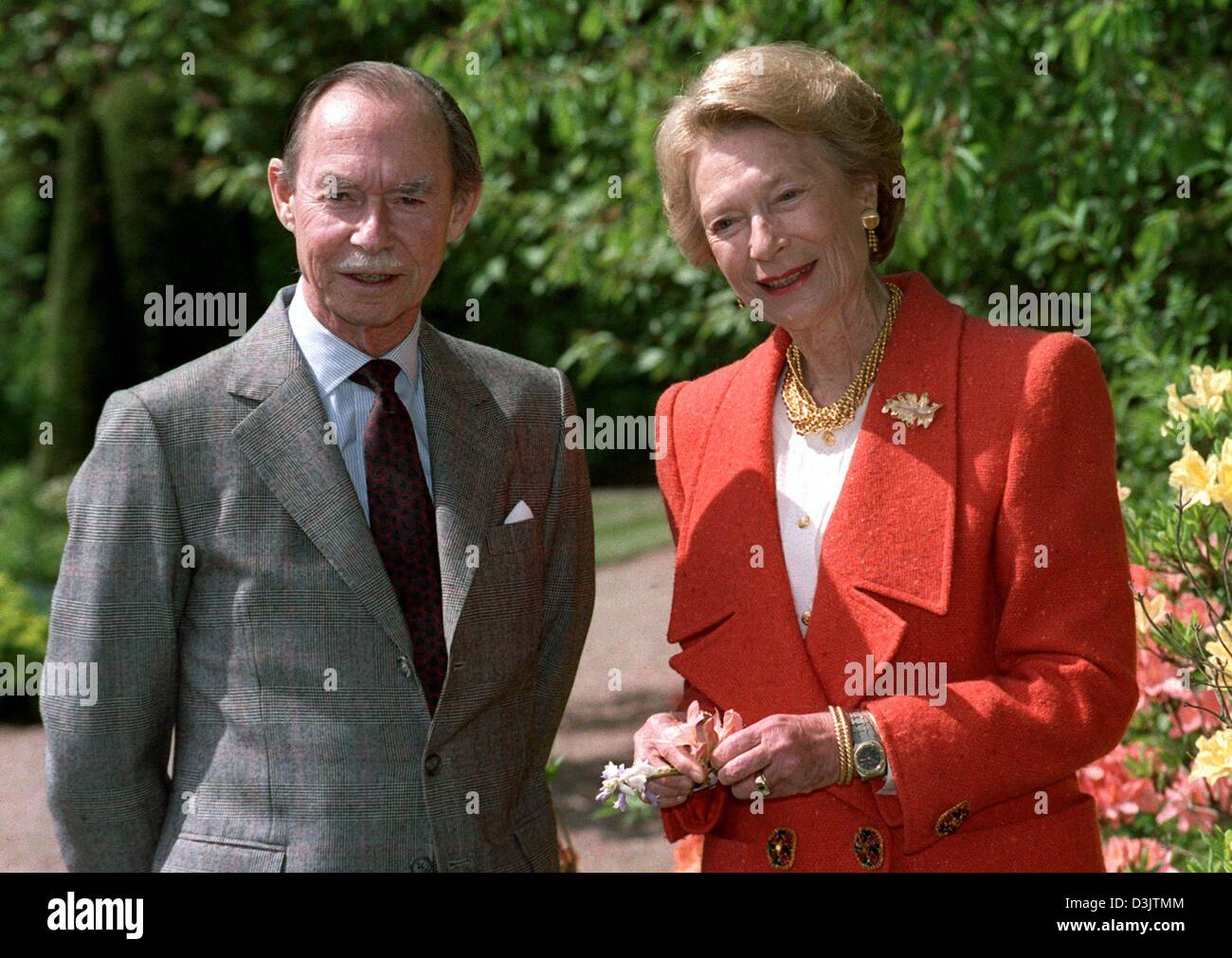 (dpa files) - Grand Duchess Josephine Charlotte and her husband Jean of Luxembourg pose in the castle's garden in Colmar-Berg, Luxembourg, 5 May 1993. The Luxembourg court announced that the mother of Head of state Grand Duke Henri died on Monday morning (10 January 2005) at the age of 77 at the Fischbach castle. She had been suffering for the last two years from a lung tumour. Jos Stock Photo