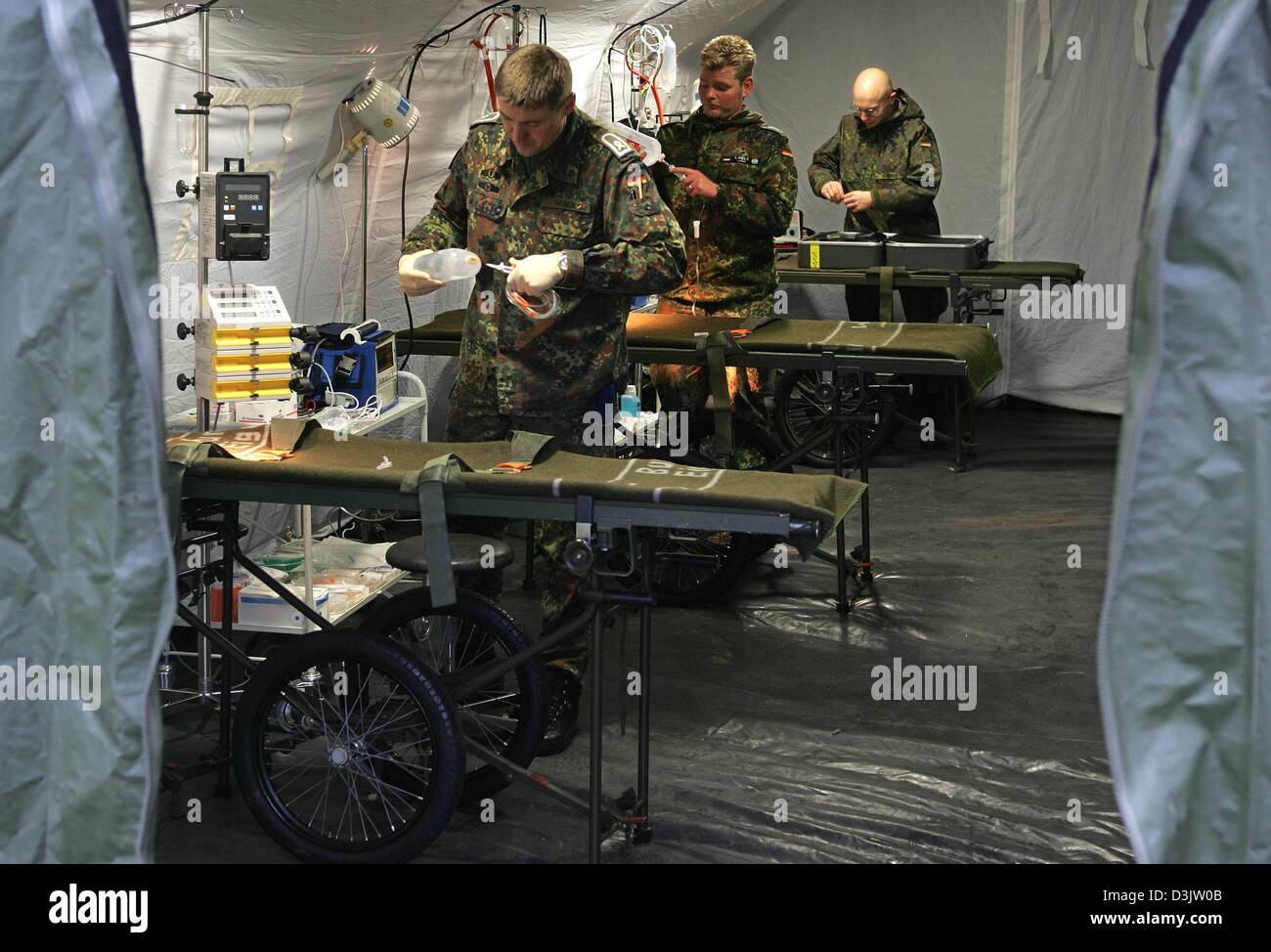 dpa) - The military paramedics (L-R) Master Sergeant Gerhard Haben and  Staff Sergeants Ingo Abels and Steffen Kraemer prepare their equipment in a  new inflatable sick bay tent for transportation to the