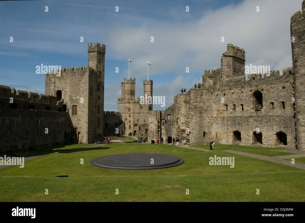 WALES; GWYNEDD; CAERNARFON; INSIDE THE CASTLE WALLS WITH INVESTITURE DAIS IN FOREGROUND Stock Photo