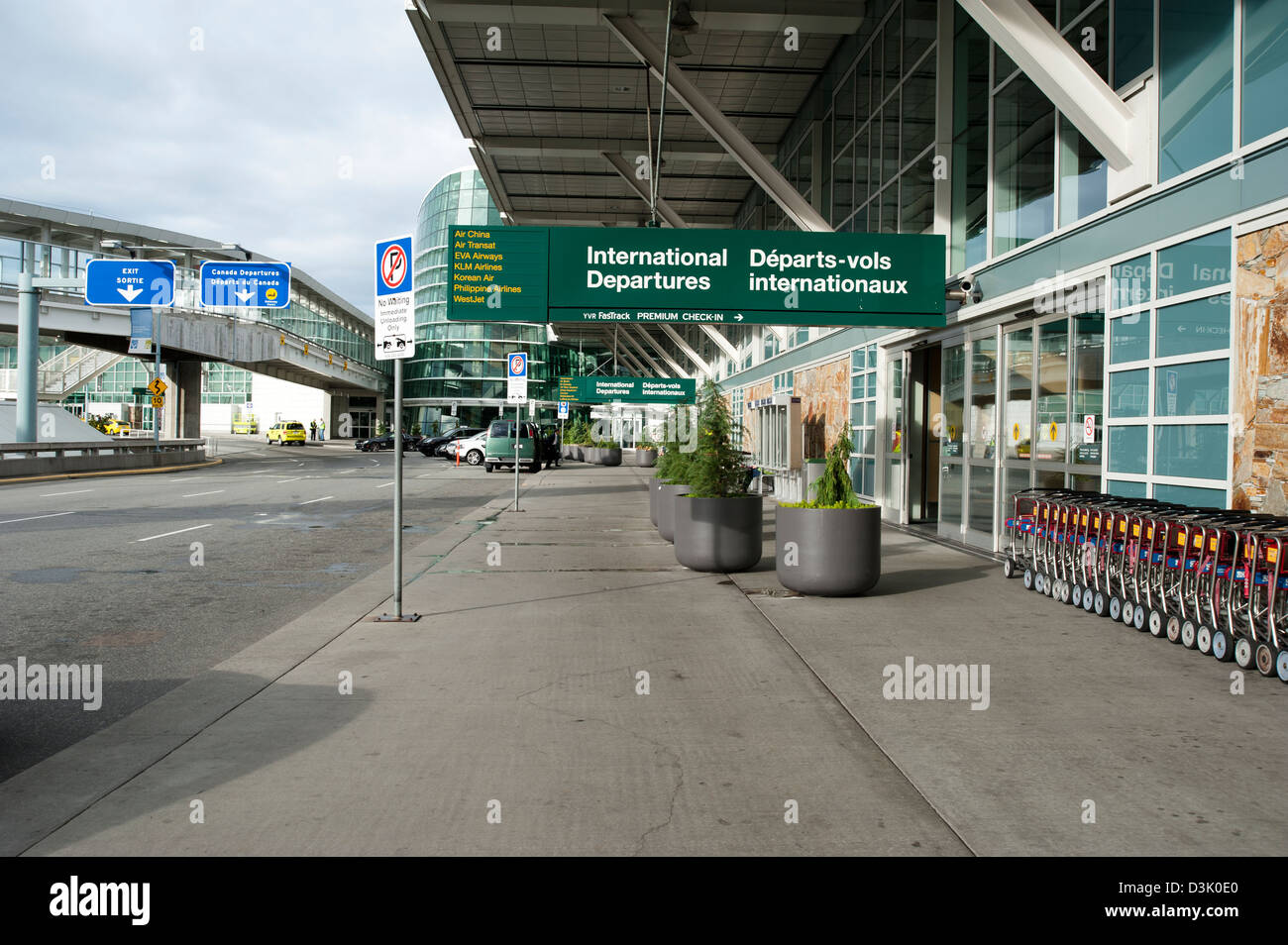 Outside the International terminal at Vancouver International Airport, British Columbia, Canada Stock Photo