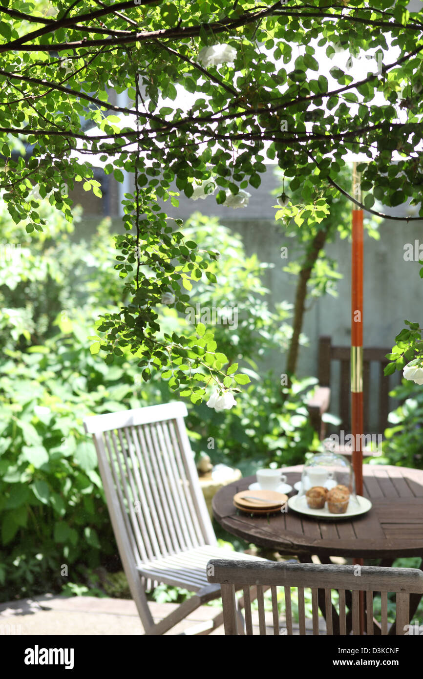 Garden table chairs parasol hires stock photography and images Alamy