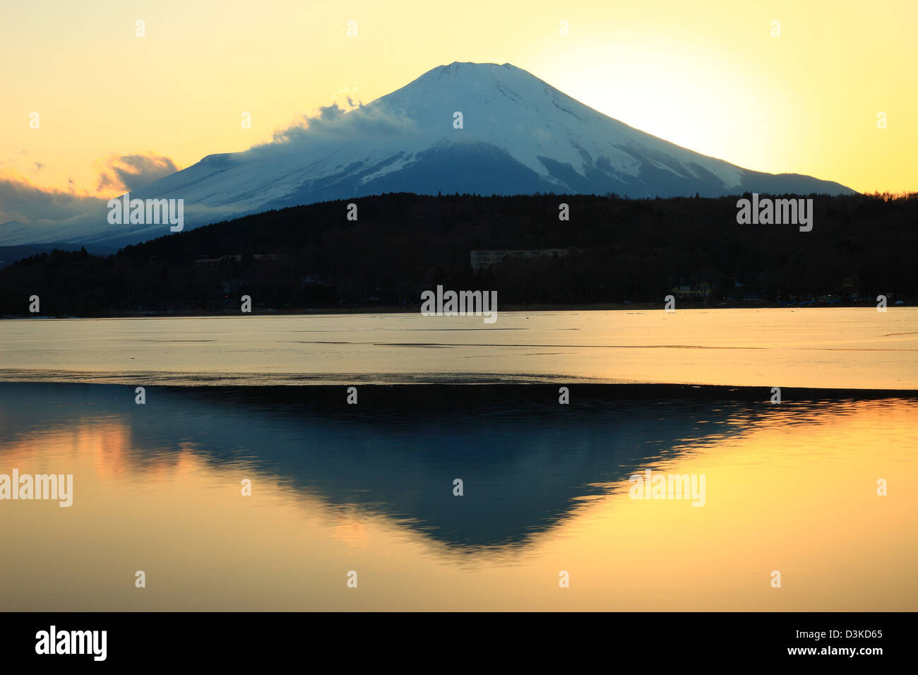 Mount Fuji and Lake Yamanaka, Yamanashi Prefecture Stock Photo Alamy