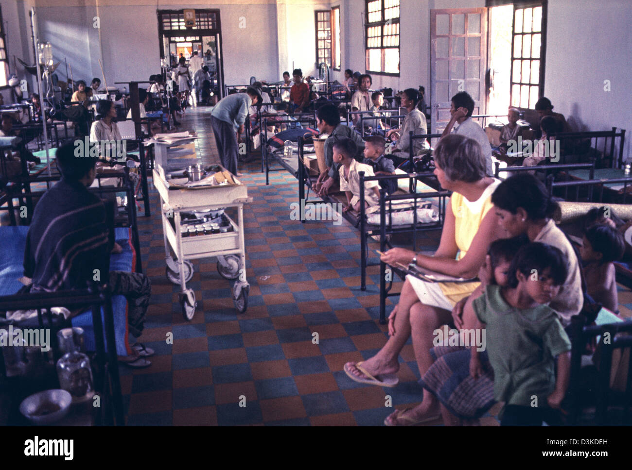 Doctor Pat Smith with Montagnard patients at her hospital in Kontum, Vietnam 1970 Stock Photo