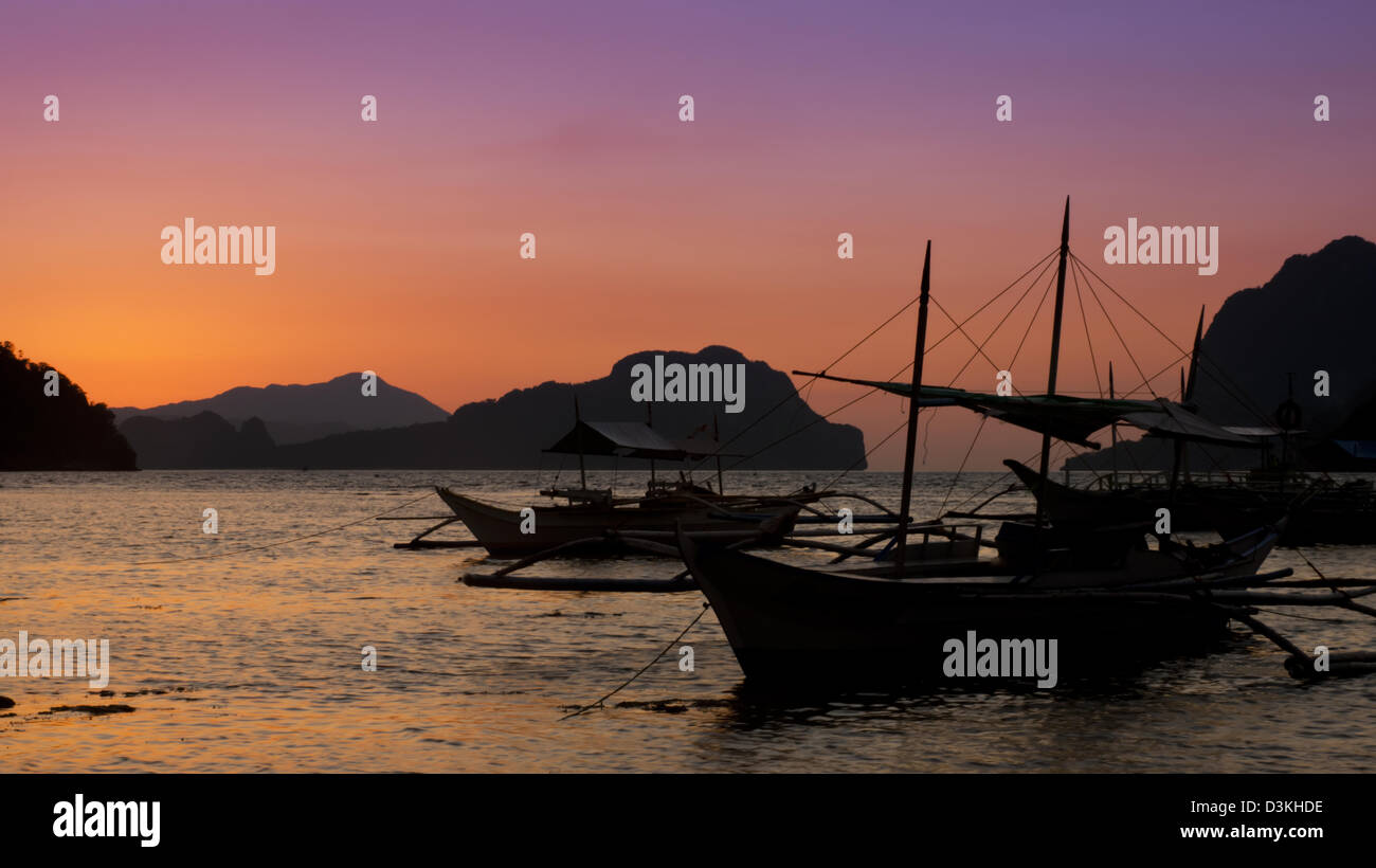 Beach and boat at sunset hi-res stock photography and images - Alamy