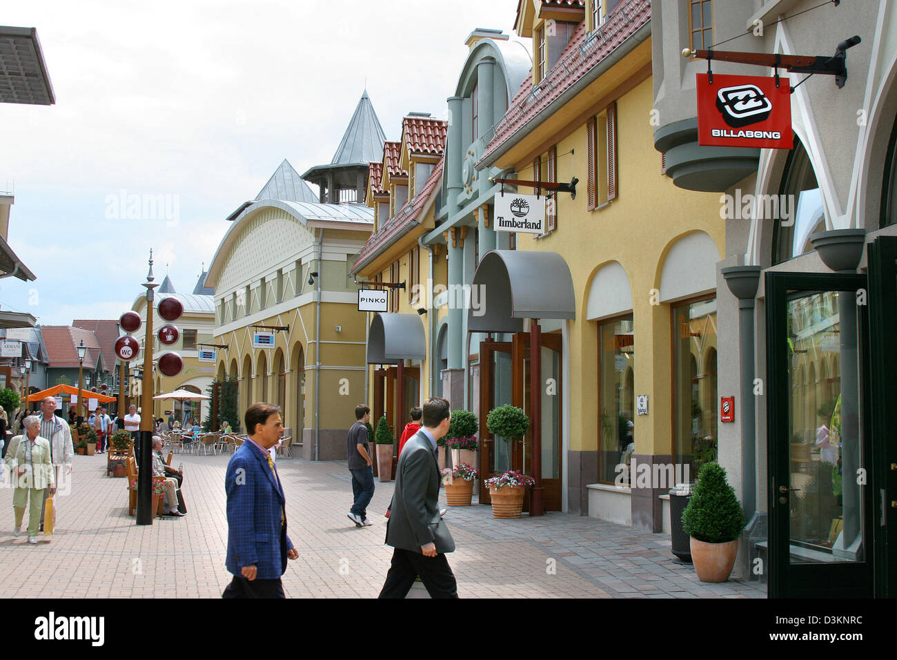 dpa) - The picture shows a shopping street in the Factory Outlet 'Wertheim  Village' in Wertheim, Germany, 10 June 2005. The rest of products of  international and national branded manufacturers - especially