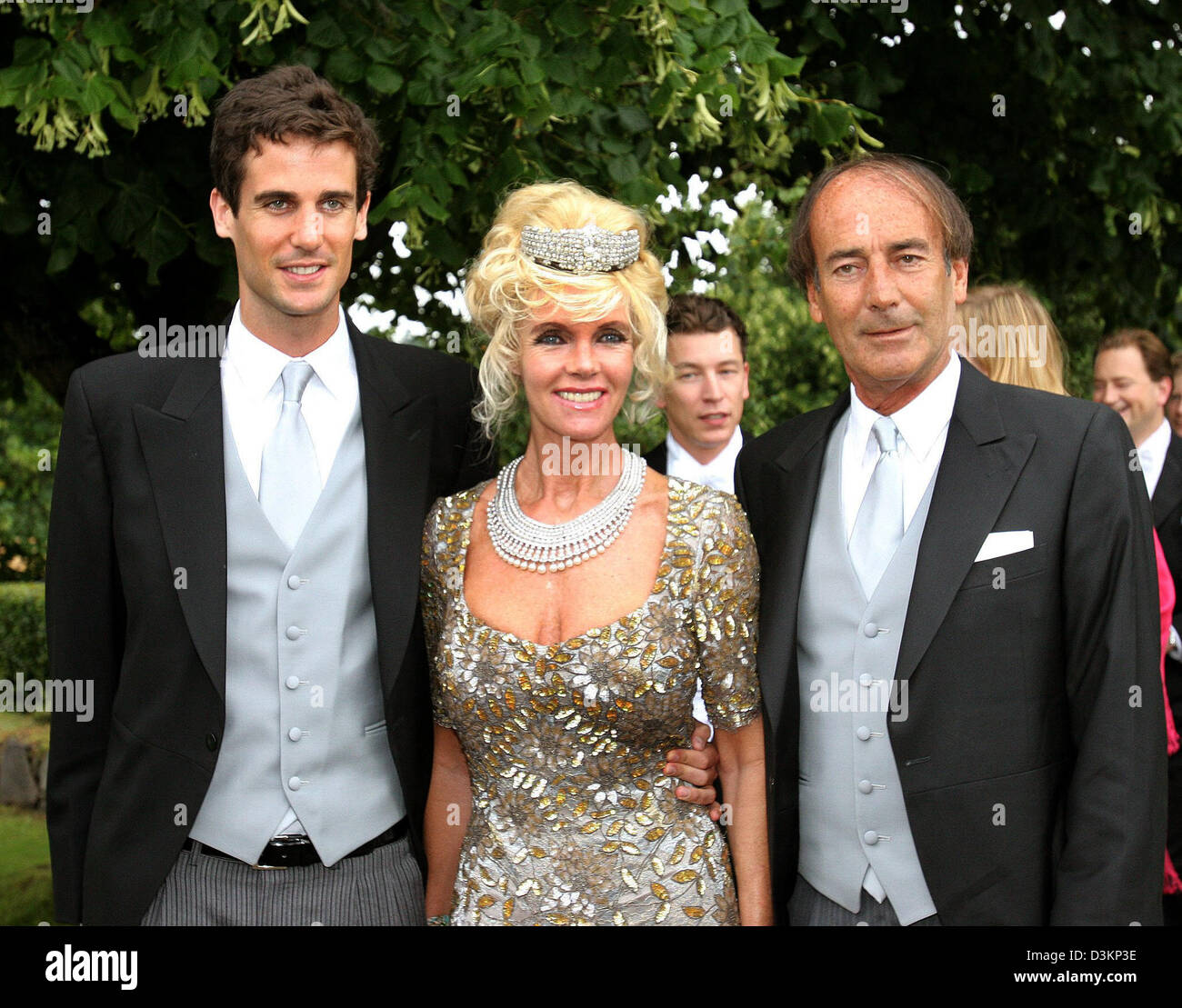 (dpa) Gunilla Countess of Bismarck (C), her husband Luis OrtizMoreno
