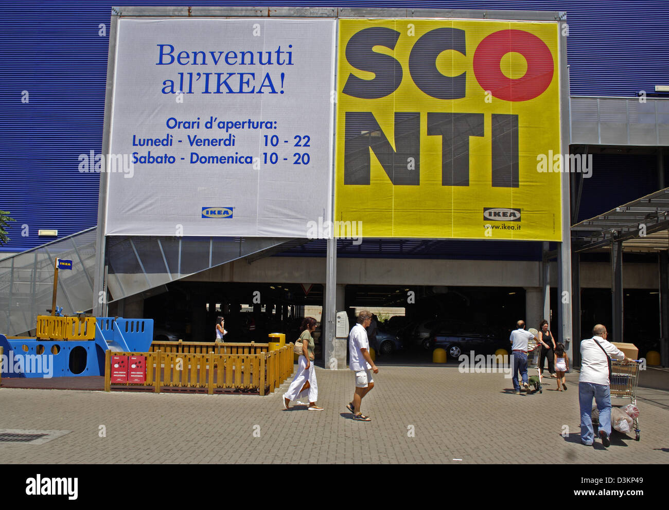 dpa) - The picture shows the parking lot in front of an IKEA shop close to  Rome, Italy, 16 July 2005. Photo: Lars Halbauer Stock Photo - Alamy